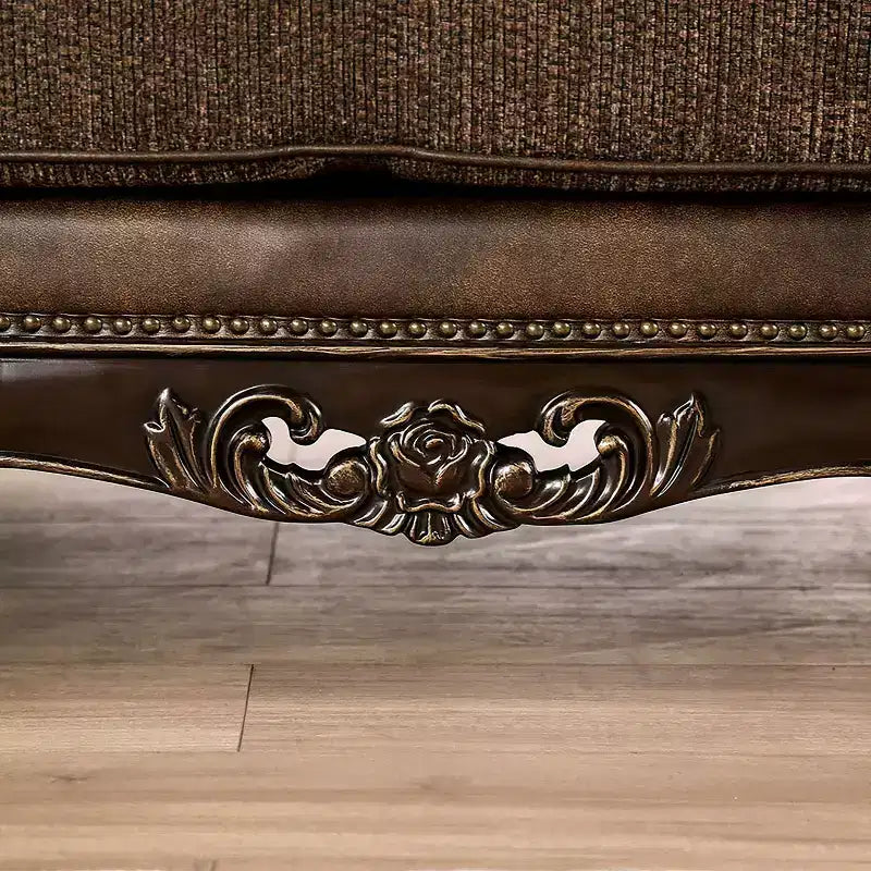 Causeuse traditionnelle 73 po avec garniture cloutée et coussins décoratifs – Brun