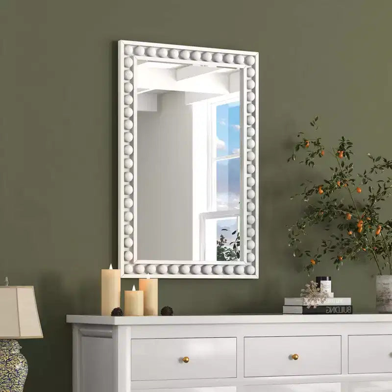 Miroir mural décoratif rustique de 61 x 91 cm avec cadre en bois perlé - Marron/Blanc