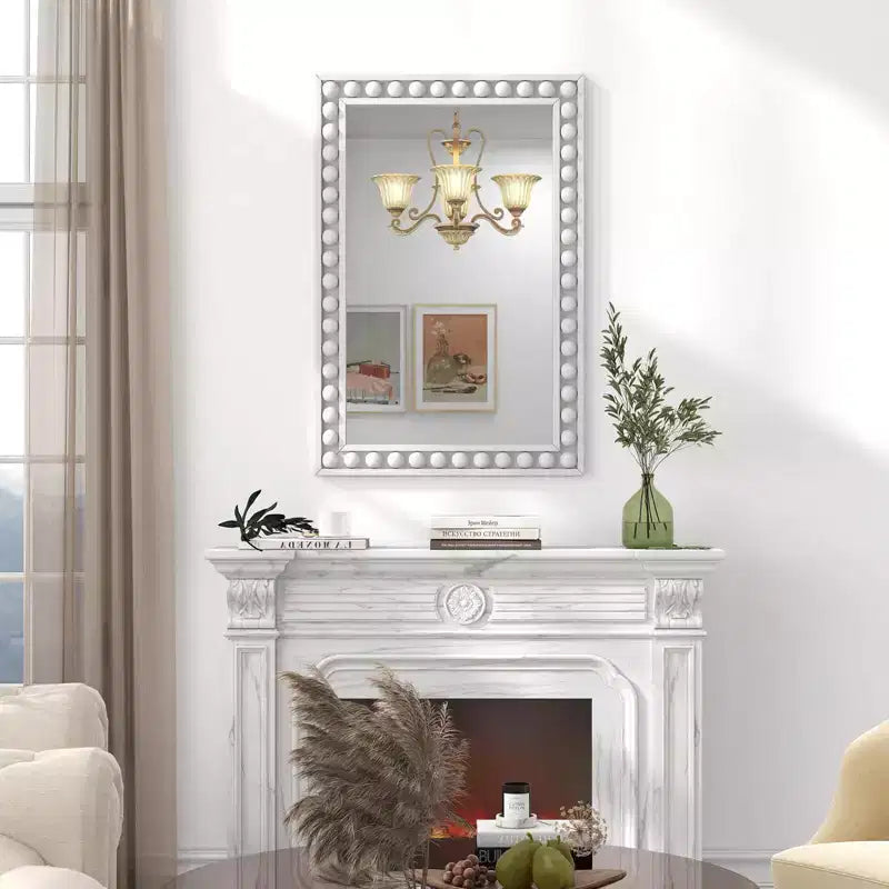 Miroir mural décoratif rustique de 61 x 91 cm avec cadre en bois perlé - Marron/Blanc