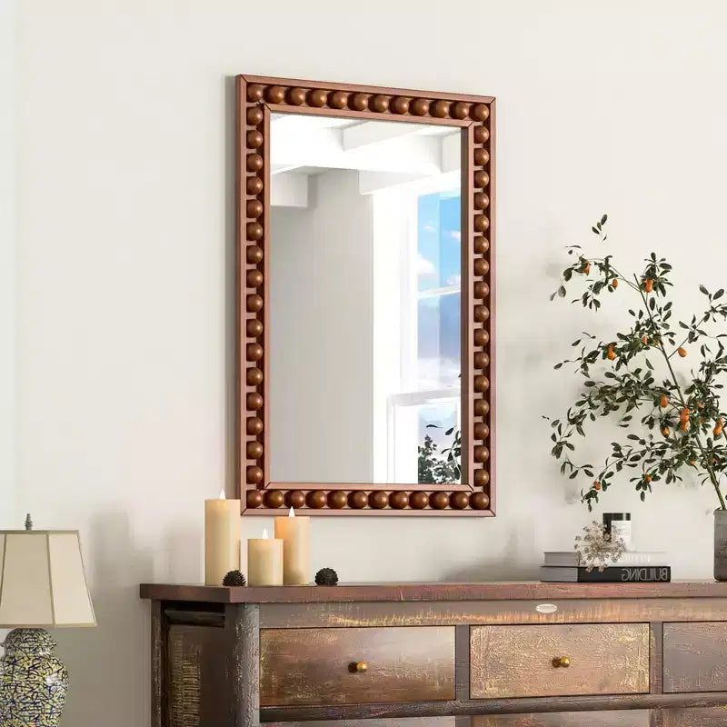 Miroir mural décoratif rustique de 61 x 91 cm avec cadre en bois perlé - Marron/Blanc