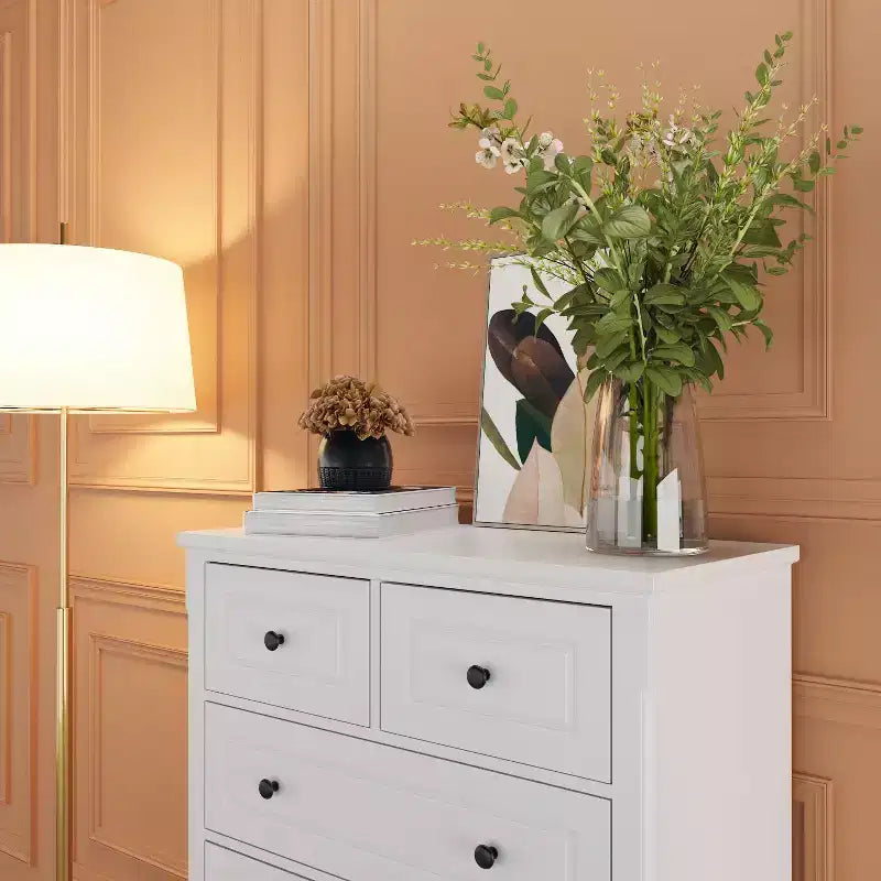 Commode verticale blanche moderne à 6 tiroirs avec pieds robustes et poignées métalliques