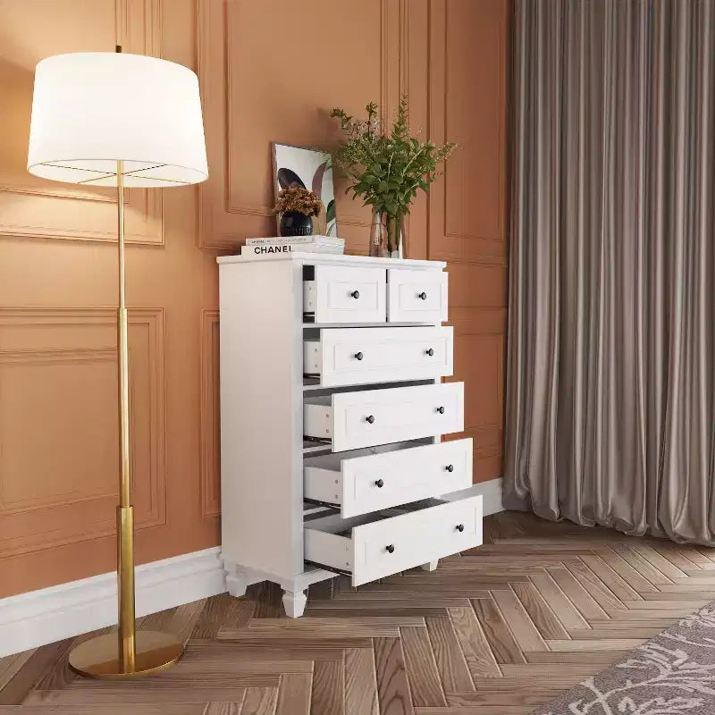 Commode verticale blanche moderne à 6 tiroirs avec pieds robustes et poignées métalliques