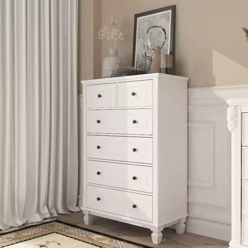 Commode verticale blanche moderne à 6 tiroirs avec pieds robustes et poignées métalliques