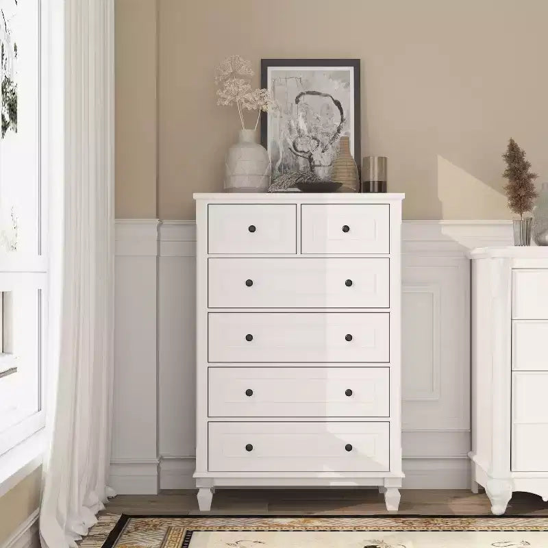 Commode verticale blanche moderne à 6 tiroirs avec pieds robustes et poignées métalliques