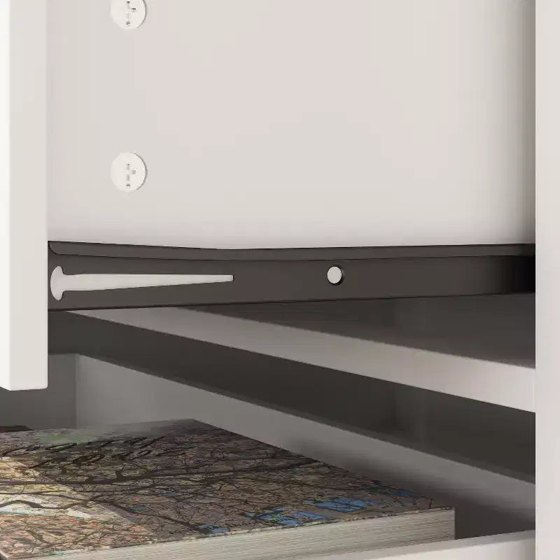 Commode verticale blanche moderne à 6 tiroirs avec pieds robustes et poignées métalliques